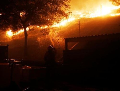  Các đám cháy bùng phát trong khi California vẫn đang nỗ lực khắc phục những hậu quả của đám cháy Camp, đám cháy nghiêm trọng nhất trong lịch sử bang vốn đã thiêu hủy thị trấn Paradise và khiến 86 người thiệt mạng hồi tháng 11-2018 