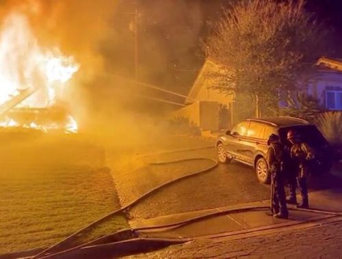  Đám cháy có tên Tick Fire bùng phát vào đầu giờ chiều 24-10 tại hạt Canyon, thiêu rụi nhiều ngôi nhà và công trình, buộc chính quyền địa phương phải đóng cửa một đường cao tốc chính và một số đường nhỏ trong khi khoảng 500 lính cứu hỏa chiến đấu với ngọn lửa lan rộng nhanh chóng vì gió giật trên 112 km/h. 
