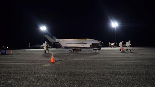 X-37B hạ cánh tại bang California hôm 27-10. Ảnh: Reuters