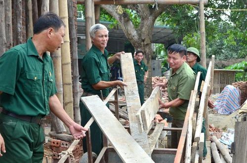 Cán bộ, hội viên xã Thái Long giúp đỡ hội viên CCB nghèo thôn Hòa Mục xây dựng nhà tình nghĩa.