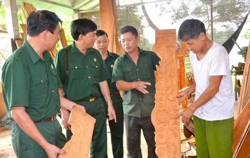 CCB Nguyễn Xuân Đương (thứ 2 từ phải sang), Chi hội Ấp Mới, xã Ninh Lai giới thiệu sản phẩm