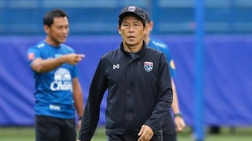 Niềm tin của CĐV Thái Lan vào ông HLV Nishino sau chiến thắng trước UAE. Ảnh: SiamSport. 