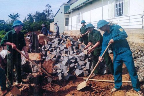 CCB huyện Bảo Lâm tham gia xây dựng nông thôn mới. Ảnh: T.Chu