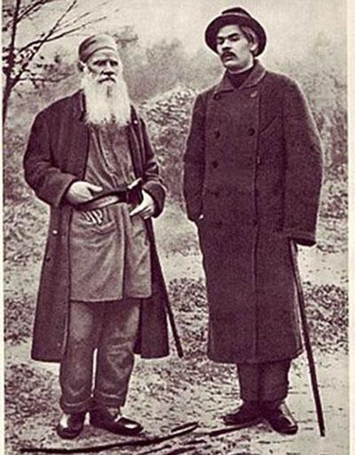 Nhà văn Lev Tolstoy và Maxime Gorki.