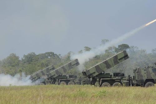 Pháo phản lực phóng loạt Avbras Astros II do Brazil thiết kế và sản xuất cũng đang phục vụ trong biên chế của Quân đội Indonesia với số lượng 36 dàn. Nguồn ảnh: AMDR.