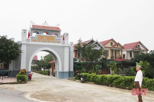 Rải thảm nhựa nơi tuyến đường chính của thôn là ước mơ của bí thư chi bộ Trương Khánh Lý.