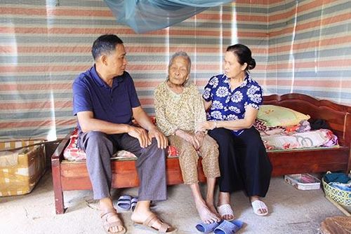 Thành viên CLB liên thế hệ tự giúp nhau bản Nà Bó 1, xã Mường Sang (Mộc Châu) thăm hỏi người cao tuổi.