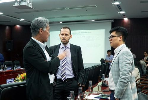 Chuyên gia tới từ Nhật và Hà Lan trao đổi bên lề hội thảo qui hoạch cảng biển Đà Nẵng. Cảng Tiên Sa đã “già”.
