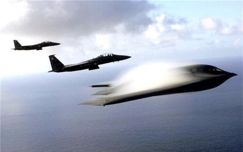 Các hệ thống radar thông thường sử dụng dạng sóng cố định khiến chúng dễ dàng bị B-2 phát hiện, phân tích và đưa ra chiến thuật đối phó. Và khi được trang bị, việc đối phó với những hệ thống phòng không mạnh như S-300 hay S-400 không phải là nhiệm vụ khó đối với B-2.