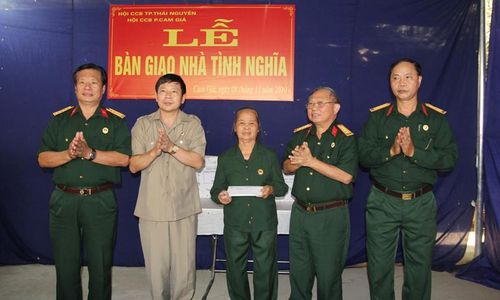 Lãnh đạo Hội CCB tỉnh trao tặng tiền hỗ trợ sửa chữa nhà cho bà Khoa.