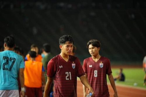 Trận thua của U19 Thái Lan khiến cộng đồng mạng nước này "dậy sóng". Nhiều người chê trách thái độ thi đấu của các cầu thủ, số khác yêu cầu HLV Issara Sritharo từ chức.