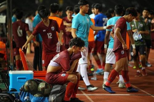 Bầu không khí u ám bao quanh U19 Thái Lan sau trận thua bất ngờ trước chủ nhà Campuchia tại lượt trận thứ 4 bảng G vòng loại U19 châu Á 2020. Chân sút Warakorn ngồi ôm mặt lặng lẽ sau khi trận đấu kết thúc.