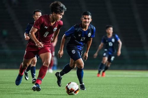 Các chân sút Thái Lan nhập cuộc chủ động và tạo ra cơ hội nguy hiểm đầu tiên. Tuy nhiên, U19 Campuchia thể hiện lối chơi phản công sắc nét sau đó. Tận dụng đội hình dâng cao bên phía Thái Lan, các cầu thủ chủ nhà có liên tiếp 2 bàn thắng ở giữa hiệp một, xuất phát từ pha mở bóng dài bên cánh phải.