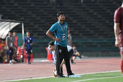 HLV U19 Thái Lan không hài lòng về tinh thần thi đấu của học trò. Ảnh: FAT.