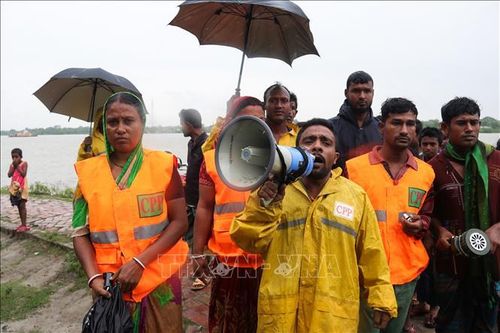 Nhà chức trách kêu gọi người dân sơ tán tránh bão Bulbul tại Khulna, Bangladesh, ngày 9/11/2019. Ảnh: AFP/TTXXVN