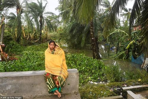 10 người được xác định đã thiệt mạng ở bang Tây Bengal (Ấn Độ), trong đó có 2 người tử vong vì cây bật gốc đè trúng nhà, 1 người mất mạng vì bị cành cây rơi trúng ở Kolkata. Tại bang Odisha, ít nhất 2 người đã thiệt mạng. 