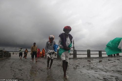 Bờ biển trũng thấp của Bangladesh và khu vực phía đông Ấn Độ thường xuyên phải hứng chịu những cơn bão có cường độ mạnh.
