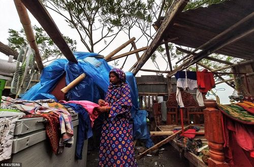 Lốc xoáy đã làm hàng ngàn căn nhà bị hư hại. Khoảng 2 triệu người ở Bangladesh đã phải rời nơi ở đi sơ tán. Trong ảnh: Bão thổi bay mái nhà ở Khulna (Bangladesh).