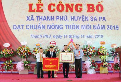Trao Bằng công nhận và Cờ thi đua của UBND tỉnh cho xã Thanh Phú.