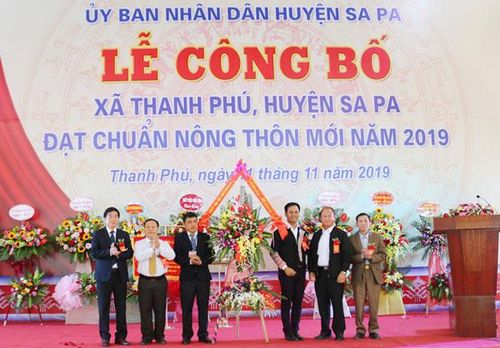 Huyện Sa Pa tặng hoa chúc mừng xã Thanh Phú.