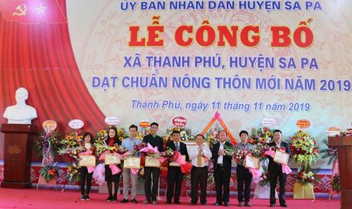 Tặng Giấy khen của Chủ tịch UBND huyện cho các tập thể.