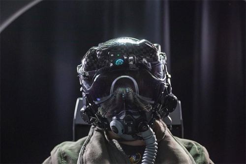 Tập đoàn Lockheed Martin hôm qua được Lầu Năm Góc giao hợp đồng tái thiết kế và lắp đặt diode hữu cơ phát quang (OLED) trên mũ bảo hiểm trị giá 400.000 USD của phi công siêu tiêm kích F-35, thay thế cụm thiết bị sử dụng đèn LED tích hợp hiện nay.