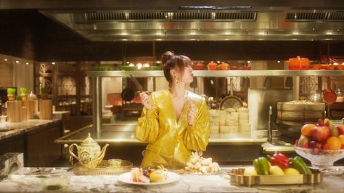 Lan Ngọc bỗng nhiên cắn củ gừng rồi phun ra vì… quá cay.