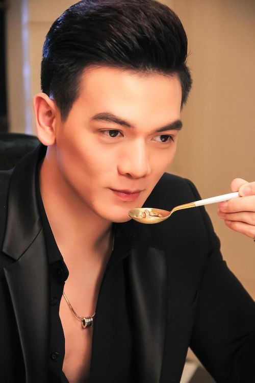 Trong khi đó bạn diễn của cô lại chuẩn bị ăn một chiếc nhẫn kim cương?