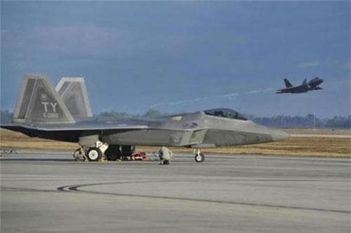 Tiêm kích tàng hình F-22.