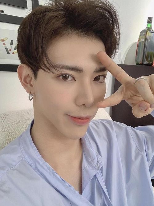Bên cạnh những bộ trang phục màu mè, Erik thường xuyên xuất hiện với gương mặt được trang điểm kỹ lưỡng. Nam ca sĩ trung thành với cặp lông mày được tỉa, tô vẽ cẩn thận từng nét, đường kẻ ở khóe mắt tạo cảm giác to hơn, phấn mắt và màu môi tông cam đào hoặc hồng ngọt ngào. Dù bị chê nữ tính, Erik vẫn tiếp tục trang điểm đậm để thể hiện niềm tôn trọng khán giả.
