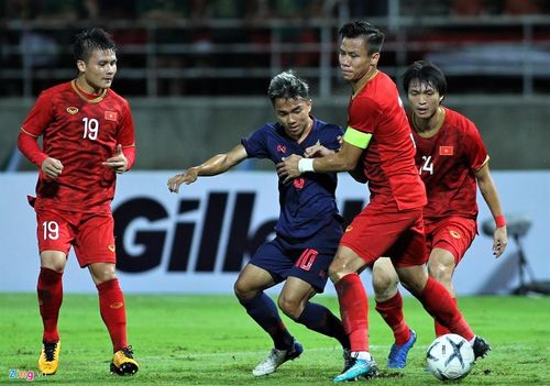 Quế Ngọc Hải đang chơi rất ổn định ở hàng thủ Việt Nam. Ảnh: Quang Thịnh.