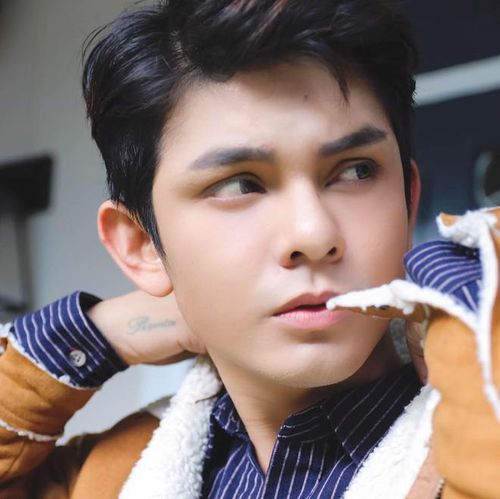 Sau khi V.Music tan rã vào năm 2014, Sơn Ngọc Minh tìm cho mình con đường riêng, trở thành MC cho nhiều chương trình lớn nhỏ và trở thành giám đốc nghệ thuật của một studio tại TP.HCM.
