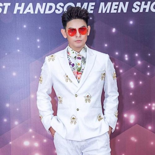 Những chiếc áo được chàng ca sĩ diện cùng với suit jacket hay blazer cũng rất đa dạng, có nhiều phom dáng. Với áo khoác ngoài màu trắng, Ngọc Minh phối cùng sơ mi họa tiết hoa lá.