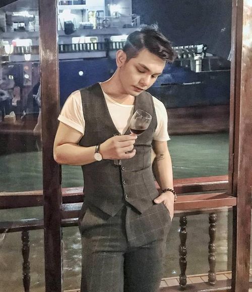 Nam ca sĩ được biết đến là người có phong cách ăn mặc khá lịch lãm, chín chắn. Với lợi thế cơ thể chuẩn, Sơn Ngọc Minh khá ưa chuộng vest và blazer mỗi khi xuống phố cũng như trên sân khấu.