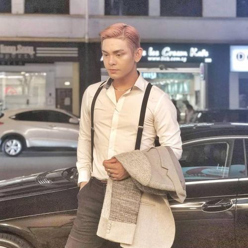 Thi thoảng, anh cũng diện đồ mang hơi hướm retro với sơ mi trắng, quần tây với dây đai và blazer khoác ngoài đơn giản mà thanh lịch.