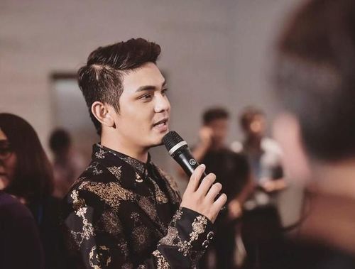 Nhưng cũng có lúc Sơn Ngọc Minh thể hiện phong cách rất riêng của mình khi mặc suit may đo có họa tiết thêu tay cầu kỳ, bắt mắt.