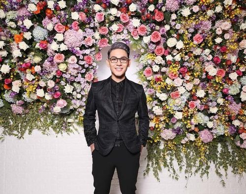 Anh cũng hay diện những bộ suit chỉn chu khi tham dự sự kiện quan trọng, thường là outfit trơn, ít họa tiết và mang màu trung tính.