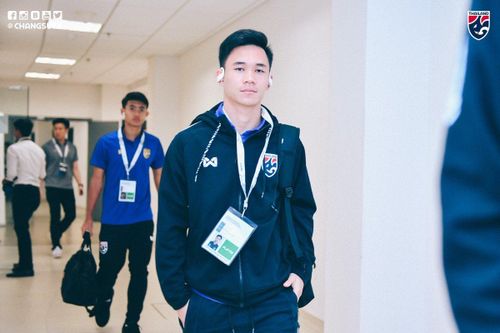Các cầu thủ Thái Lan đến sân Bukit Jalil