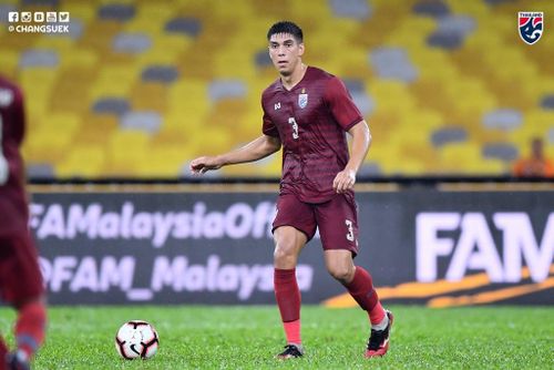Elias Dolah có trận đầu tiên khoác áo "Voi chiến" ở Vòng loại thứ hai World Cup 2022. Cầu thủ gốc Thụy Điển đá cặp cùng Manuel Tom Bihr ở hàng phòng ngự và chơi tương đối ổn định trước Malaysia.