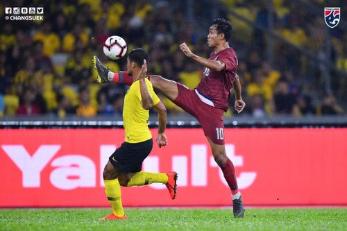 Dangda gây ấn tượng với pha khống chế bóng một chạm tinh tế trong vùng cấm của Malaysia trước khi mở ra cơ hội nguy hiểm cho Thái Lan.