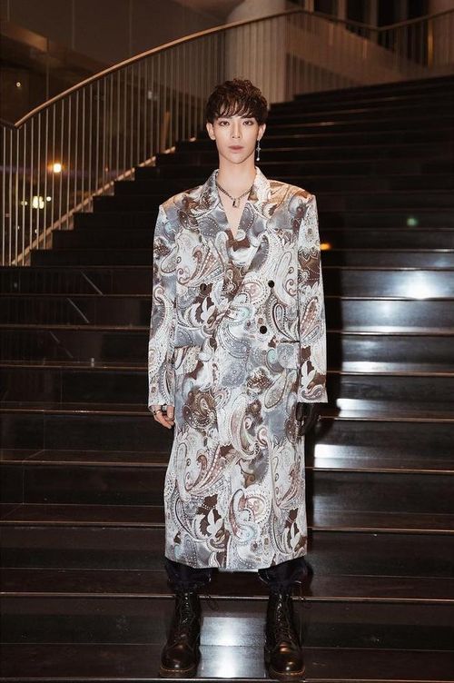 Erik thường cập nhật nhanh các xu hướng thời trang trên thế giới để áp dụng vào phong cách cá nhân. Những kiểu áo khoác phom dáng quá khổ cùng phần cầu vai to kết hợp với quần jogger và boots là hình ảnh đặc trưng của nam ca sĩ. Anh thường lựa chọn kiểu make up đậm với đôi mắt sắc sảo để thể hiện vẻ cá tính của bản thân. 