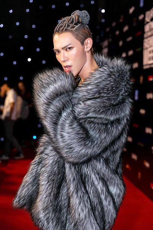 Tại buổi trình diễn thời trang, Erik tự tin thể hiện vẻ khác biệt bằng việc diện áo lông dày giữa thời tiết nóng bức ở TP.HCM. Không chỉ thế, 9X còn tạo điểm nhấn bằng mái tóc tết mang đậm chất rapper đồng điệu màu sắc cùng trang phục.