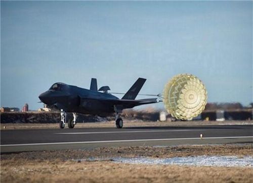 Các tiêm kích tàng hình thế hệ 5 F-35A Lightning II sẽ nhận trọng trách thay thế 57 chiếc F-16 Fighting Falcon lỗi thời, dự kiến sẽ bị rút khỏi biên chế vào năm 2022. 