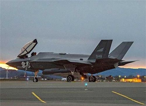  Máy bay chiến đấu F-35 đầu tiên của không quân Na Uy đã được bàn giao tại một buổi lễ tổ chức vào ngày 22/9/2015 tại căn cứ Fort Worth, Texas. Ba chiếc F-35A đầu tiên hạ cánh xuống căn cứ Erland vào ngày 3/11/2017. 