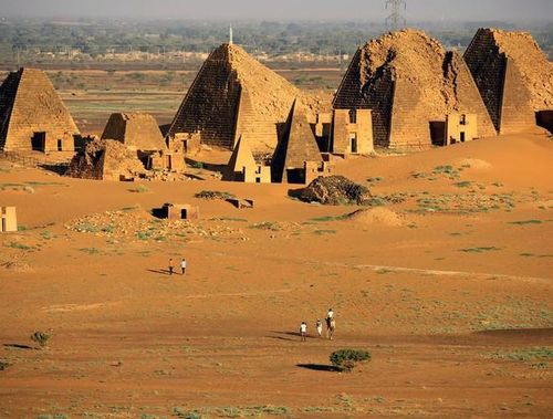 Giống như người Ai Cập, triều đại Nubian Kush cai trị trong khu vực khoảng 2.500 năm trước đã chôn cất các thành viên của Hoàng gia trong các lăng mộ kim tự tháp. Gần các kim tự tháp Meroe là một loạt các ngôi đền với các hình vẽ động vật cổ xưa và thành phố cổ Naga 