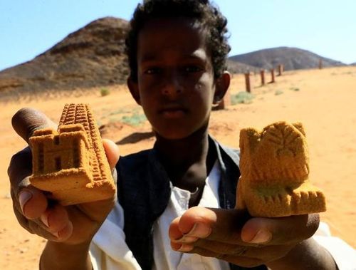  Xung đột và khủng hoảng dưới thời lãnh đạo của cựu Tổng thống Omar al-Bashir, cùng với chế độ thị thực khắc nghiệt, thiếu đường sá và khách sạn tốt bên ngoài Thủ đô Khartoum đã khiến Sudan khó trở thành một điểm đến du lịch 