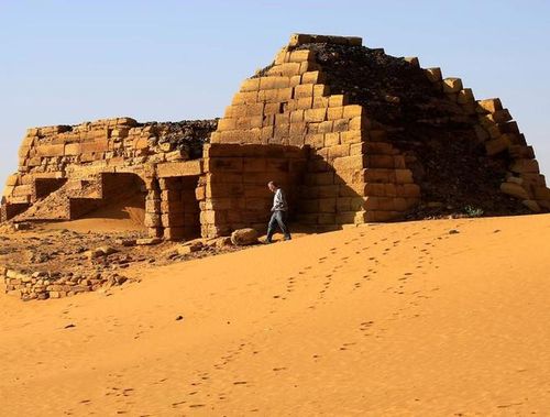  Sudan cần thu hút khách du lịch sau nhiều thập kỷ bị cô lập và siêu lạm phát. Tại Meroe, nhờ tiền hỗ trợ từ Qatar và chuyên gia của Đức, một trung tâm đón khách du lịch đã được thiết lập để giải thích lịch sử của Sudan và các kim tự tháp. Du khách lần đầu tiên có thể vào bên trong các kim tự tháp và sẽ sớm có thể đi vào các ngôi mộ bên dưới, như một phần của khoản viện trợ 135 triệu USD của Qatar. Một số kim tự tháp sẽ được khôi phục sau nhiều thập kỷ bị lãng quên 