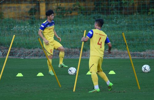 Sau khi khởi động xong, tuyển Việt Nam chuyển sang bài tập di chuyển vượt chướng ngại vật và chuyền bóng trong phạm vi ngắn