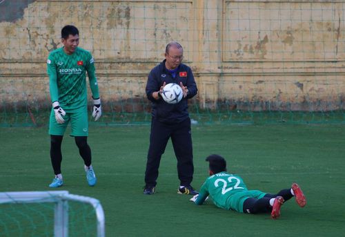Trong lúc 3 thủ môn Văn Lâm, Văn Cường, Tuấn Mạnh đang tập luyện cùng HLV thủ môn Trần Minh Quang, HLV Park Hang Seo đã tiến lại gần, điều chỉnh kỹ thuật phán đoán tình huống và bắt bóng
