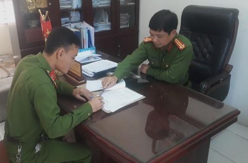 Trung tá Nguyễn Đăng Tiến cùng cán bộ CSKV rà hồ sơ đối tượng truy nã